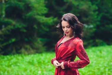 Mutlu güzel genç kadın arka plan ağaçlarda ile yaz Park özgürlüğün dans. Yaz Sarayı park.