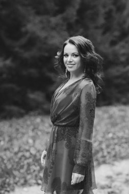 Mutlu güzel genç kadın arka plan ağaçlarda ile yaz Park özgürlüğün dans. Yaz Sarayı park.