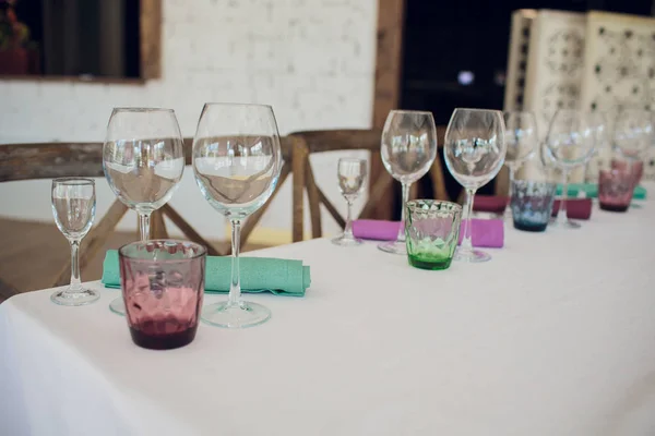 Empty glasses set in restaurant. Part of interior. — Stock Photo, Image