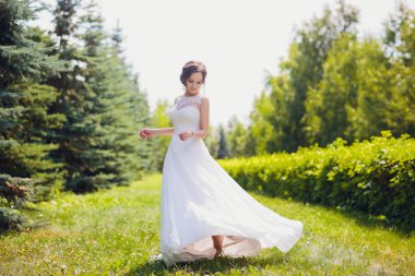 Dans ve onu düğün günü parkta iplik güzel mutlu gelin.