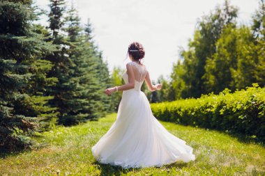 Dans ve onu düğün günü parkta iplik güzel mutlu gelin.