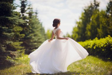 Dans ve onu düğün günü parkta iplik güzel mutlu gelin.