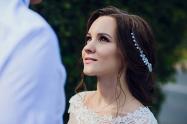 Sevimli gelin damat sevgi ile görünüyor..