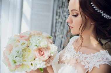 gelin düğün buket gül peonies ve gül tutun.