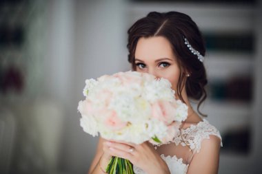 gelin düğün buket gül peonies ve gül tutun.