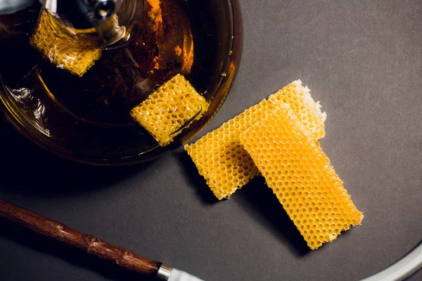 A hookah with a honey base, a sweet taste of hookah, next to honeycomb honeycombs — Stock Photo, Image