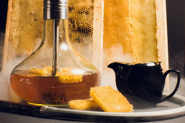 A hookah with a honey base, a sweet taste of hookah, next to honeycomb honeycombs — Stock Photo, Image