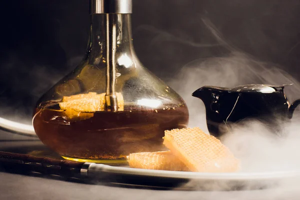 Vodní dýmka na bázi medu, sladkou chuť vodní dýmka, vedle plástev voštin — Stock fotografie