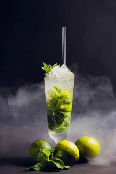 Cocktail de rhum sombre et orageux avec chaux sur fond de fumée — Photo