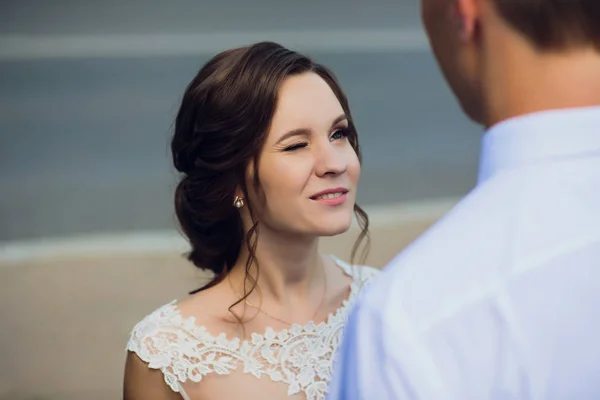 Noiva encantadora olha para o noivo com amor . — Fotografia de Stock