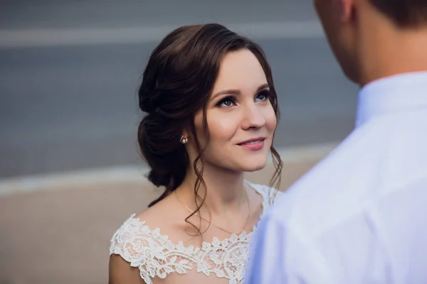 Noiva encantadora olha para o noivo com amor . — Fotografia de Stock