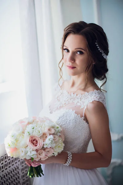 Sposa tenere bouquet da sposa di peonie rosa e rose . — Foto Stock