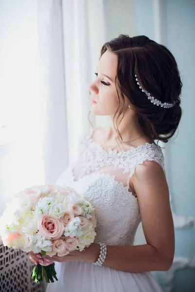 Sposa tenere bouquet da sposa di peonie rosa e rose . — Foto Stock