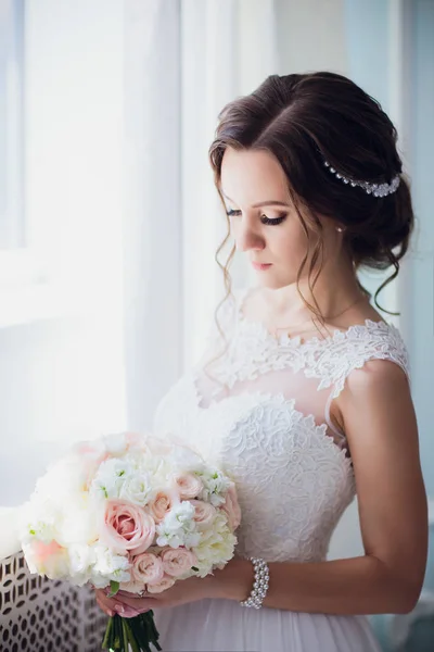 Sposa tenere bouquet da sposa di peonie rosa e rose . — Foto Stock