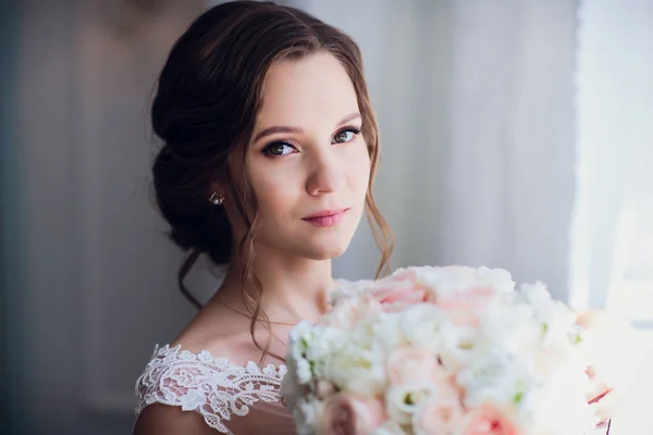 Sposa tenere bouquet da sposa di peonie rosa e rose . — Foto Stock