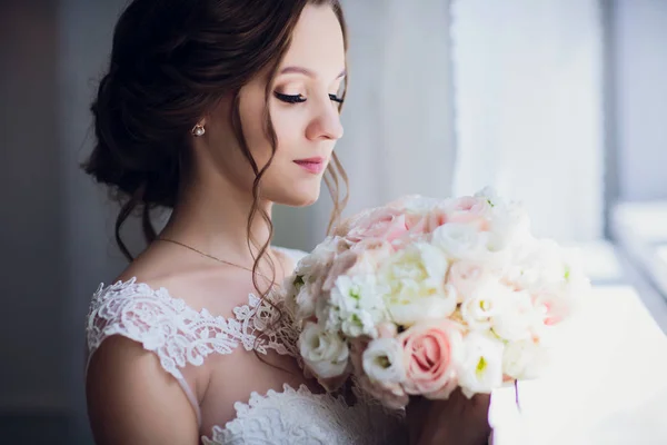 Sposa tenere bouquet da sposa di peonie rosa e rose . — Foto Stock