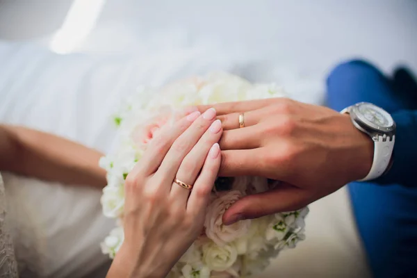 Groom and brides hands with rings, closeup view. — Stock Photo, Image