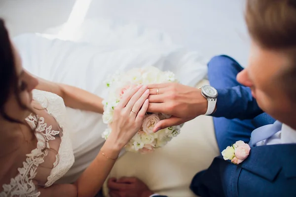 Noivas e noivas mãos com anéis, vista close-up . — Fotografia de Stock