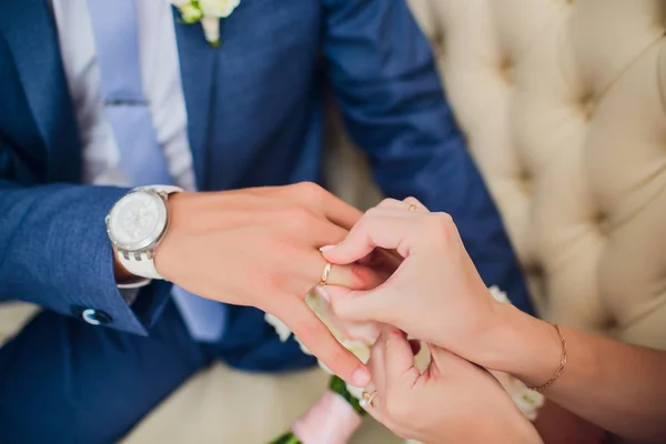 Groom and brides hands with rings, closeup view. — Stock Photo, Image
