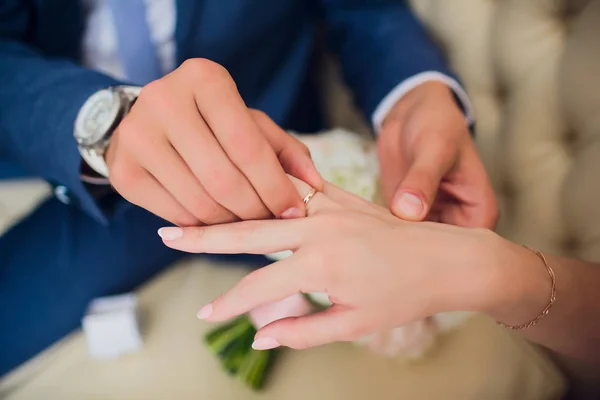 Groom and brides hands with rings, closeup view. — Stock Photo, Image
