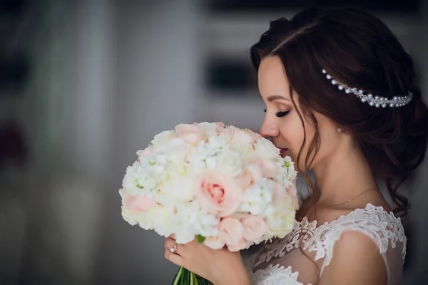 Sposa tenere bouquet da sposa di peonie rosa e rose . — Foto Stock