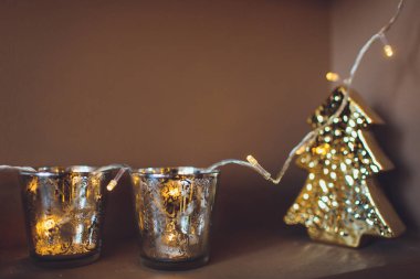 Noel arkaplanı - takılar ve çam ağacının dalı.