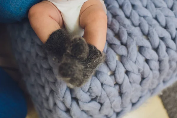 Piękne dziecko słodkie stopy w skarpetkach szary. — Zdjęcie stockowe