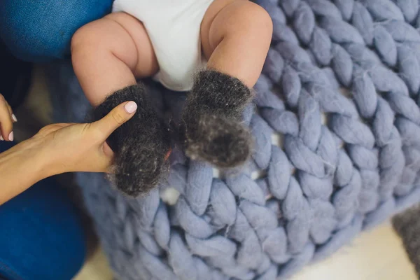 Mooie schattige baby voeten in grijze sokken. — Stockfoto