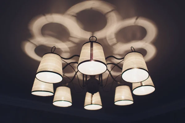 Lámparas de araña modernas para la casa La mejor iluminación para cada habitación Lámparas de dormitorio lámparas expresivas lámparas de araña para la decoración . — Foto de Stock
