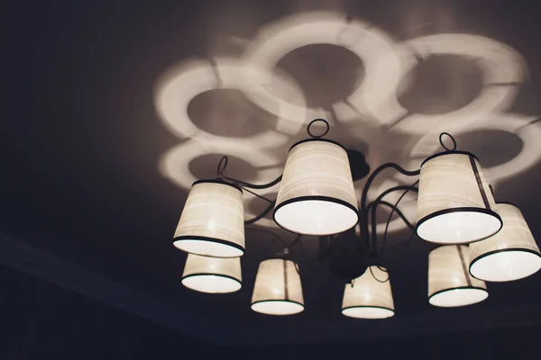 Moderna ljuskronor för hus The bästa belysning för varje rum sovrum lampor uttrycksfulla armaturer ljuskrona för inredning. — Stockfoto