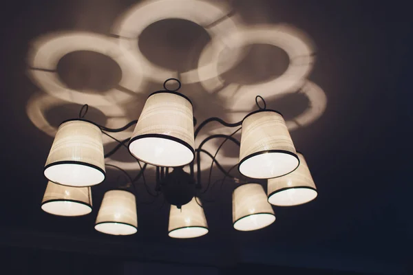 Lámparas de araña modernas para la casa La mejor iluminación para cada habitación Lámparas de dormitorio lámparas expresivas lámparas de araña para la decoración . — Foto de Stock