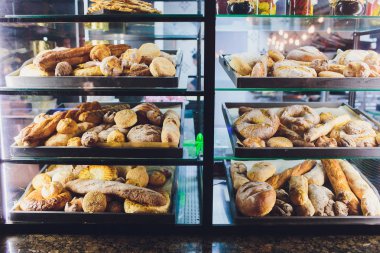 Taze ekmek raflarda fırın.