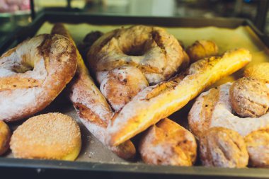 Taze ekmek raflarda fırın.