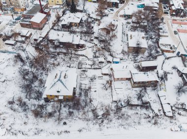 Restoranın masada beyaz mumlar.