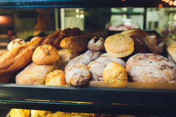 Pan fresco en los estantes de una panadería . — Foto de Stock