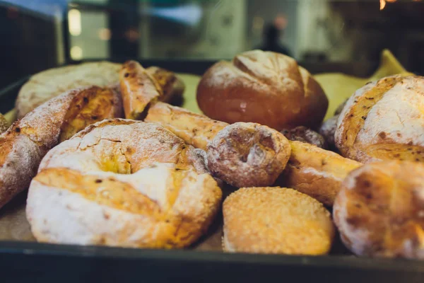 Pan fresco en los estantes de una panadería . — Foto de Stock