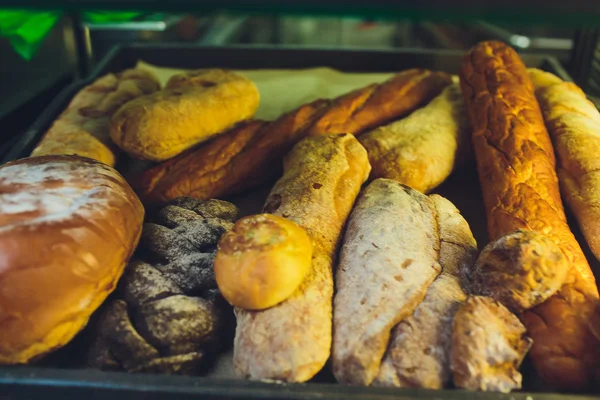 Φρέσκο ψωμί στα ράφια στο φούρνο. — Φωτογραφία Αρχείου