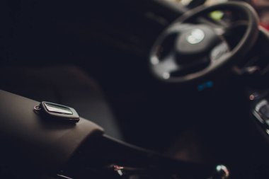 Geçen araba anahtarları. Kırpılan closeup araba satıcısı sahibi meslek satınalma araç konsepti vererek alış satış araba anahtarları kamera boşaltmak araba bayilik salon Yöneticisi satıcısı holding