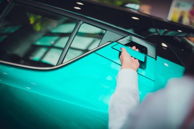 INSERT arka kapıyı açık araba bej renk için el. taşıma ve otomotiv görüntü için