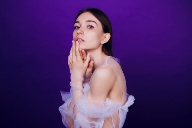 Moda portre genç şık elbiseli kız beyaz. Siyah arka plan, stüdyo vurdu. Kırmızı ve mavi güzel kadınla. neon kız.