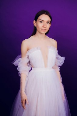 Moda portre genç şık elbiseli kız beyaz. Siyah arka plan, stüdyo vurdu. Kırmızı ve mavi güzel kadınla. neon kız.