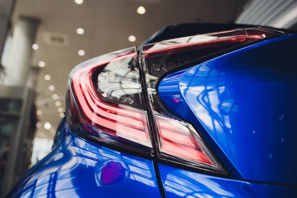 Detalhe na luz traseira carro azul — Fotografia de Stock