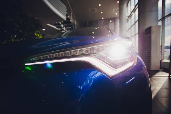 Nahaufnahme Shot Scheinwerfer in Luxus-blauen Auto Hintergrund. Modernes und teures Sportwagen-Konzept — Stockfoto