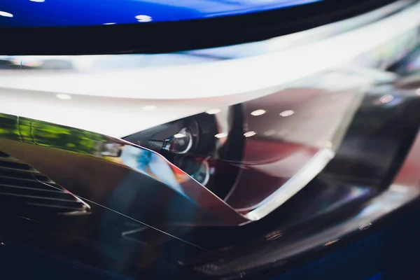 Close-up shot koplamp in luxe blauwe auto achtergrond. Concept van moderne en dure sport auto — Stockfoto