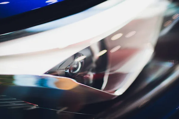 Close-up shot koplamp in luxe blauwe auto achtergrond. Concept van moderne en dure sport auto — Stockfoto