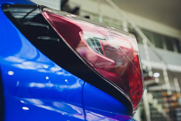 Détail sur la voiture bleu feu arrière — Photo