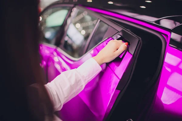 Mano femenina para insertar la puerta trasera de color rosa coche abierto. para el transporte y la imagen del automóvil —  Fotos de Stock