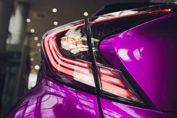 Detail am Rücklicht blaues Auto rosa — Stockfoto