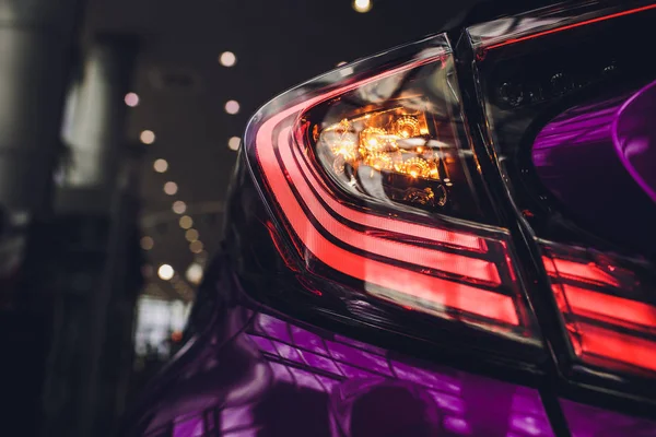 Detalhe na luz traseira azul carro rosa — Fotografia de Stock