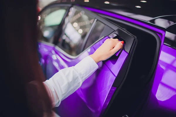 Mão feminina para inserir a porta traseira carro aberto cor roxa. para transporte e imagem automotiva — Fotografia de Stock
